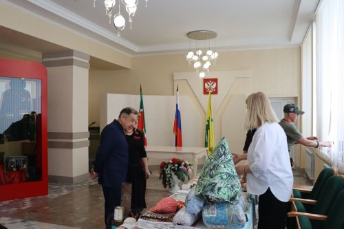 Район башлыгы Рәис Миңнеханов гүзәл затларыбызны бәйрәм белән котлады