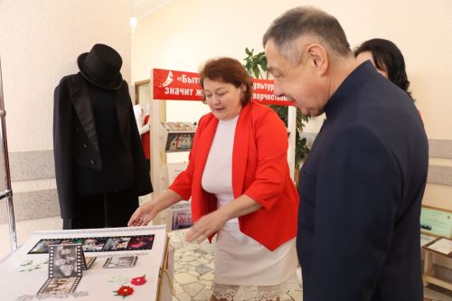 Район башлыгы Рәис Миңнеханов гүзәл затларыбызны бәйрәм белән котлады
