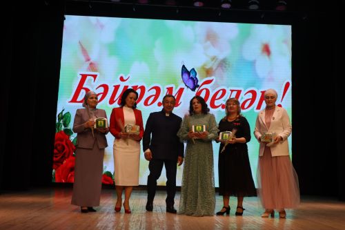 Район башлыгы Рәис Миңнеханов гүзәл затларыбызны бәйрәм белән котлады