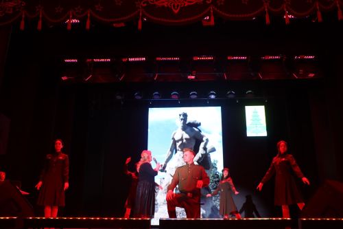 Район башлыгы Рәис Миңнеханов гүзәл затларыбызны бәйрәм белән котлады