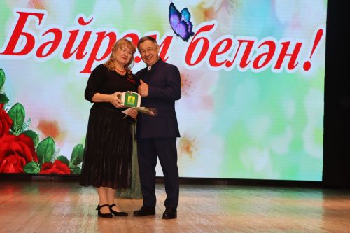 Район башлыгы Рәис Миңнеханов гүзәл затларыбызны бәйрәм белән котлады