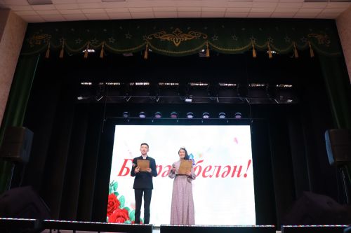 Район башлыгы Рәис Миңнеханов гүзәл затларыбызны бәйрәм белән котлады