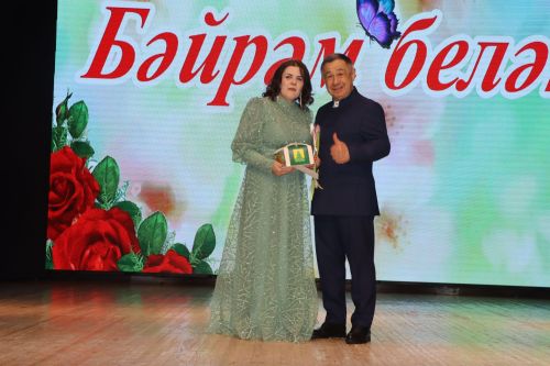 Район башлыгы Рәис Миңнеханов гүзәл затларыбызны бәйрәм белән котлады