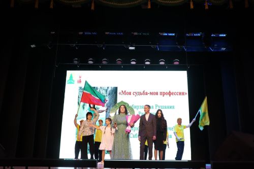 Район башлыгы Рәис Миңнеханов гүзәл затларыбызны бәйрәм белән котлады