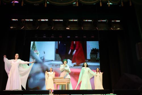 Район башлыгы Рәис Миңнеханов гүзәл затларыбызны бәйрәм белән котлады