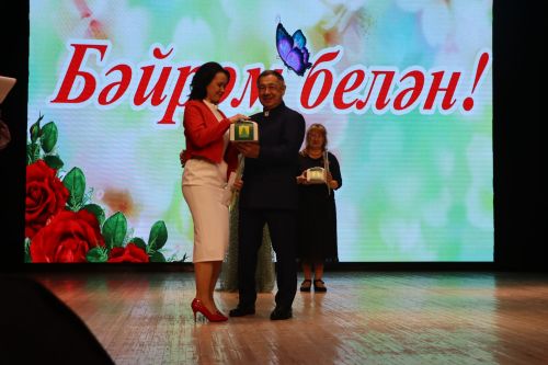 Район башлыгы Рәис Миңнеханов гүзәл затларыбызны бәйрәм белән котлады