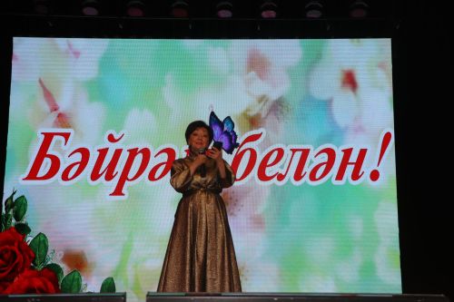 Район башлыгы Рәис Миңнеханов гүзәл затларыбызны бәйрәм белән котлады