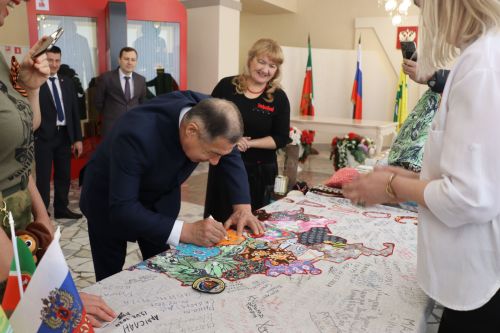 Район башлыгы Рәис Миңнеханов гүзәл затларыбызны бәйрәм белән котлады