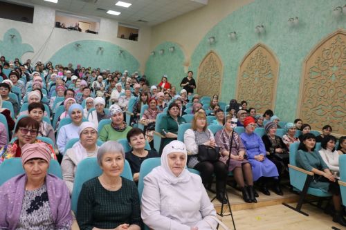 Район башлыгы Рәис Миңнеханов гүзәл затларыбызны бәйрәм белән котлады