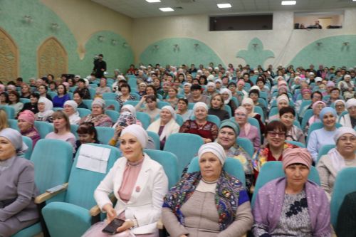 Район башлыгы Рәис Миңнеханов гүзәл затларыбызны бәйрәм белән котлады