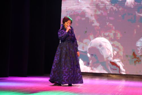 Район башлыгы Рәис Миңнеханов гүзәл затларыбызны бәйрәм белән котлады