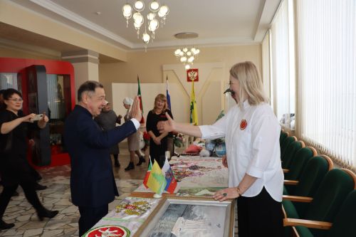 Район башлыгы Рәис Миңнеханов гүзәл затларыбызны бәйрәм белән котлады