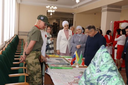 Район башлыгы Рәис Миңнеханов гүзәл затларыбызны бәйрәм белән котлады