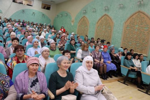 Район башлыгы Рәис Миңнеханов гүзәл затларыбызны бәйрәм белән котлады