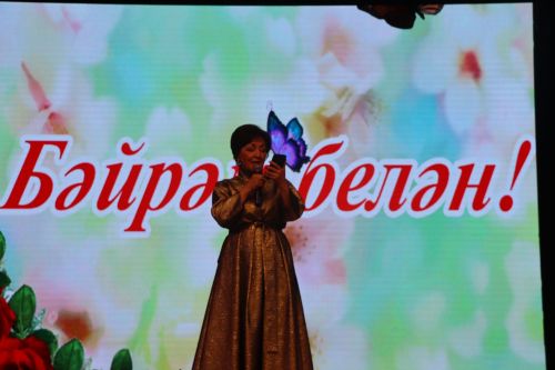 Район башлыгы Рәис Миңнеханов гүзәл затларыбызны бәйрәм белән котлады