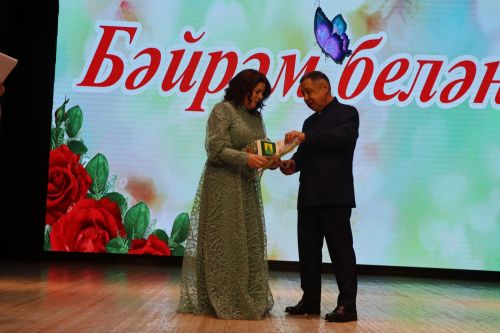 Район башлыгы Рәис Миңнеханов гүзәл затларыбызны бәйрәм белән котлады