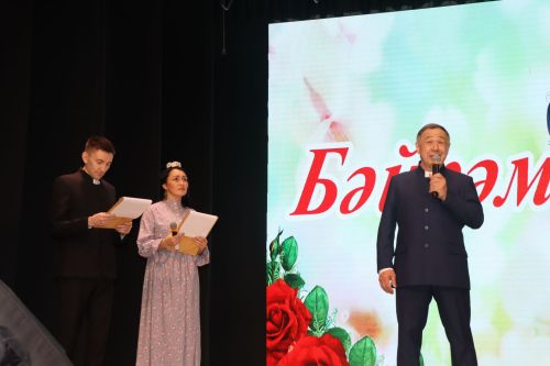 Район башлыгы Рәис Миңнеханов гүзәл затларыбызны бәйрәм белән котлады
