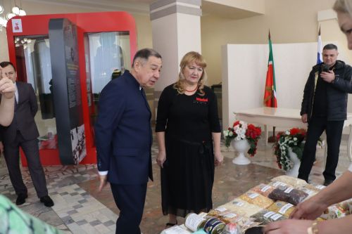 Район башлыгы Рәис Миңнеханов гүзәл затларыбызны бәйрәм белән котлады