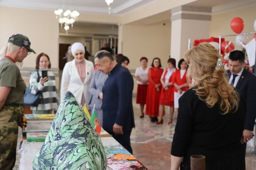 Район башлыгы Рәис Миңнеханов гүзәл затларыбызны бәйрәм белән котлады