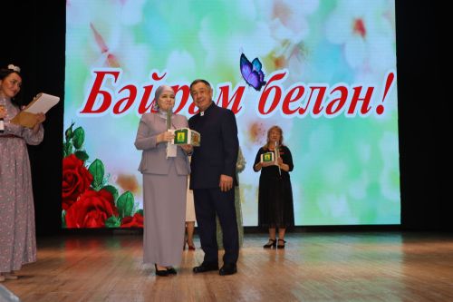 Район башлыгы Рәис Миңнеханов гүзәл затларыбызны бәйрәм белән котлады