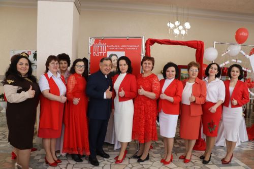 Район башлыгы Рәис Миңнеханов гүзәл затларыбызны бәйрәм белән котлады