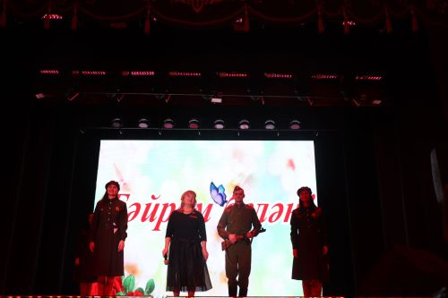 Район башлыгы Рәис Миңнеханов гүзәл затларыбызны бәйрәм белән котлады