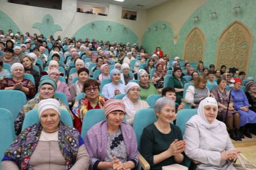Район башлыгы Рәис Миңнеханов гүзәл затларыбызны бәйрәм белән котлады