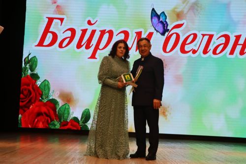 Район башлыгы Рәис Миңнеханов гүзәл затларыбызны бәйрәм белән котлады