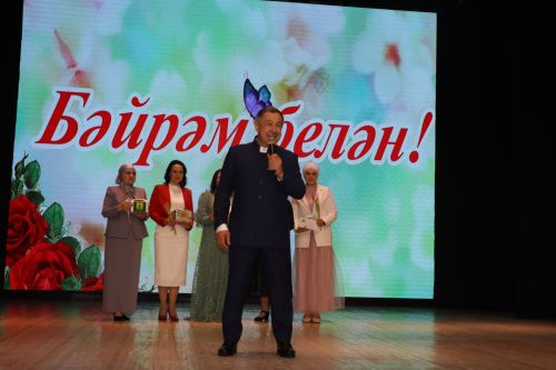 Район башлыгы Рәис Миңнеханов гүзәл затларыбызны бәйрәм белән котлады
