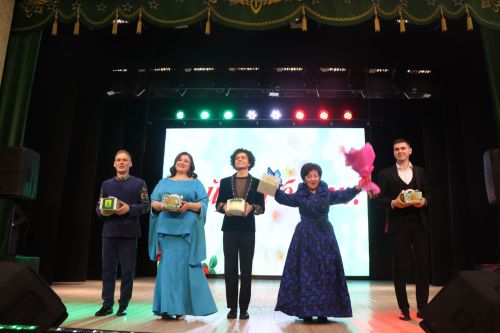Район башлыгы Рәис Миңнеханов гүзәл затларыбызны бәйрәм белән котлады