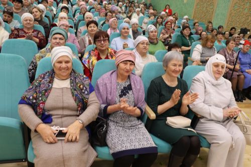 Район башлыгы Рәис Миңнеханов гүзәл затларыбызны бәйрәм белән котлады