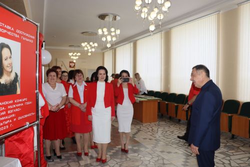 Район башлыгы Рәис Миңнеханов гүзәл затларыбызны бәйрәм белән котлады