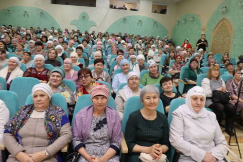 Район башлыгы Рәис Миңнеханов гүзәл затларыбызны бәйрәм белән котлады