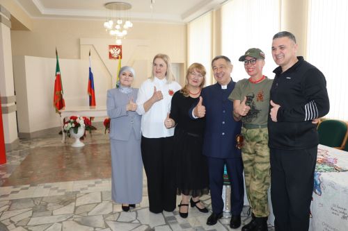 Район башлыгы Рәис Миңнеханов гүзәл затларыбызны бәйрәм белән котлады