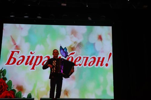 Район башлыгы Рәис Миңнеханов гүзәл затларыбызны бәйрәм белән котлады