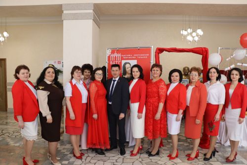 Район башлыгы Рәис Миңнеханов гүзәл затларыбызны бәйрәм белән котлады