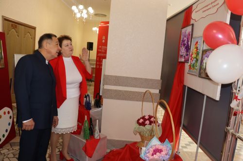 Район башлыгы Рәис Миңнеханов гүзәл затларыбызны бәйрәм белән котлады