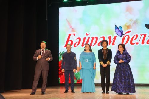 Район башлыгы Рәис Миңнеханов гүзәл затларыбызны бәйрәм белән котлады