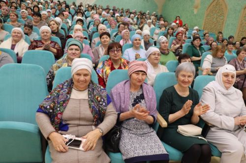 Район башлыгы Рәис Миңнеханов гүзәл затларыбызны бәйрәм белән котлады