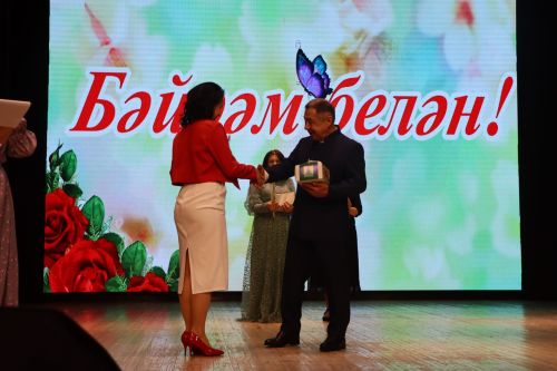 Район башлыгы Рәис Миңнеханов гүзәл затларыбызны бәйрәм белән котлады