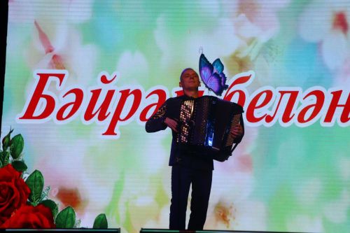 Район башлыгы Рәис Миңнеханов гүзәл затларыбызны бәйрәм белән котлады