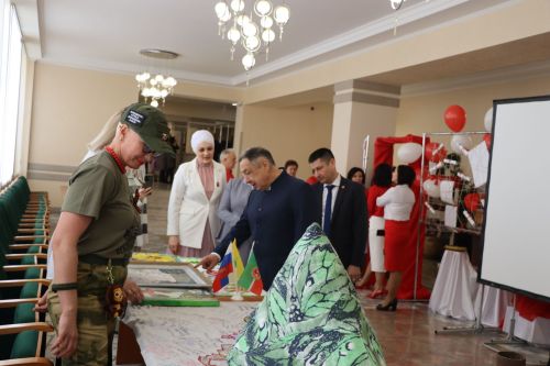 Район башлыгы Рәис Миңнеханов гүзәл затларыбызны бәйрәм белән котлады