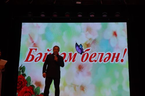 Район башлыгы Рәис Миңнеханов гүзәл затларыбызны бәйрәм белән котлады