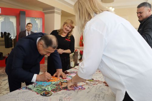 Район башлыгы Рәис Миңнеханов гүзәл затларыбызны бәйрәм белән котлады