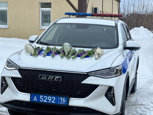 ГАИ хезмәткәрләре хатын-кызларны 8 март  белән котлады