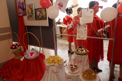 Район башлыгы Рәис Миңнеханов гүзәл затларыбызны бәйрәм белән котлады