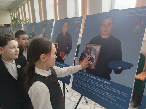 Шәмәрдән мәдәният йортында  «Герой әтисе» дигән фотокүргәзмә эшли