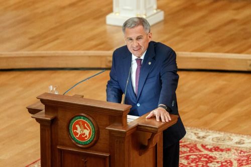 Миңнеханов чыгарылыш кичәләрен һәм балаларның җәйге ялын оештыру буенча йөкләмәләр бирде