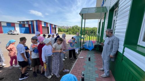 Саба мөхтәсибәте район социаль яклау идарәсе белән берлектә кайгыртуга мохтаҗ гаиләләрдә тәрбияләнүче балалар өчен җәйге бәйрәм уздырды