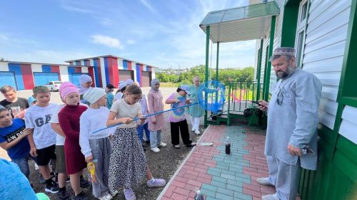Саба мөхтәсибәте район социаль яклау идарәсе белән берлектә кайгыртуга мохтаҗ гаиләләрдә тәрбияләнүче балалар өчен җәйге бәйрәм уздырды